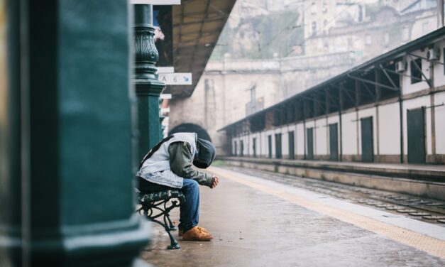 Arbeitslosigkeit und ihre psychosozialen Auswirkungen aus wissenschaftlicher Perspektive: Veränderungen des psychischen Wohlbefindens, geschlechter-spezifische Effekte und der Einfluss entscheidender Gesundheitsfaktoren